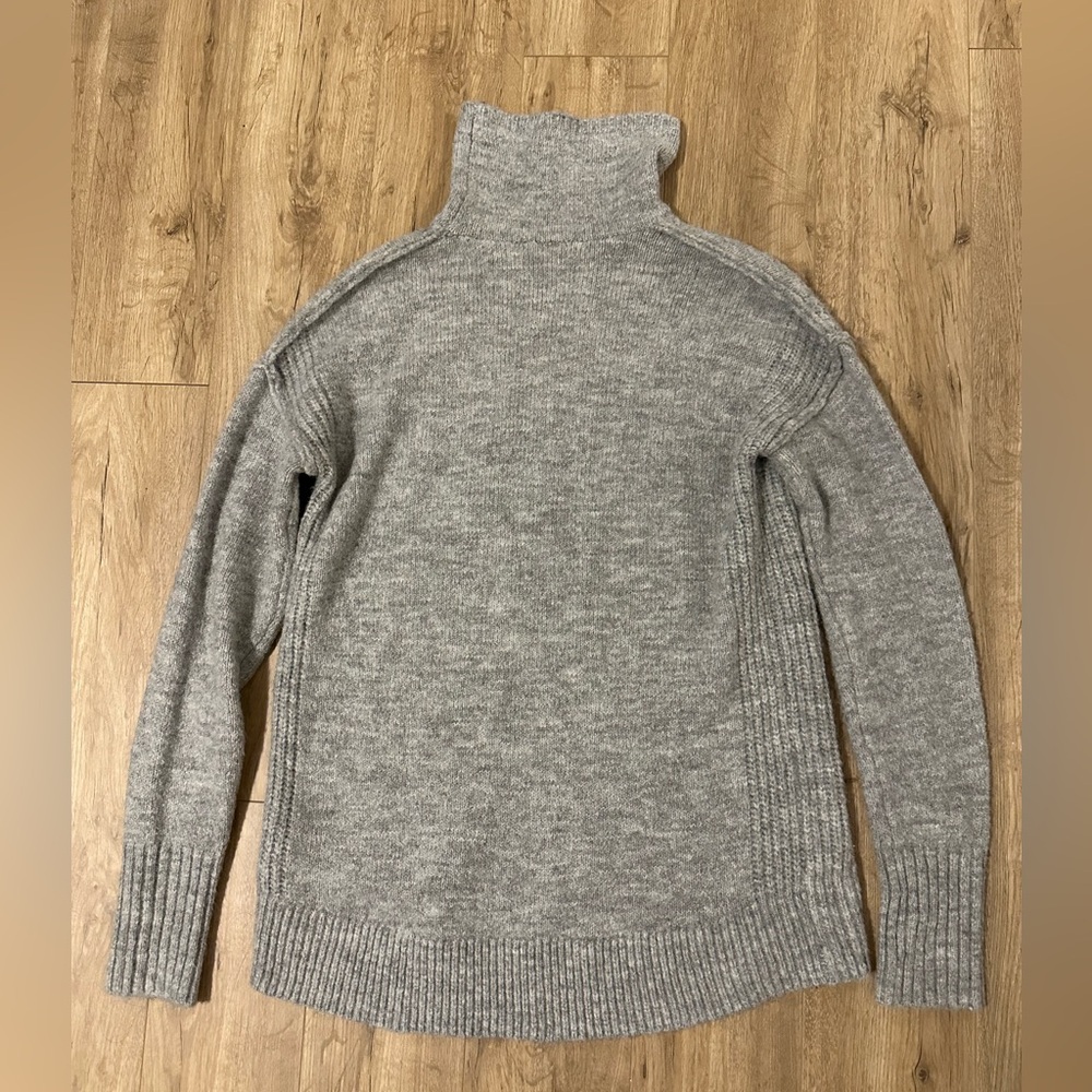 Women’s Gap sweater
